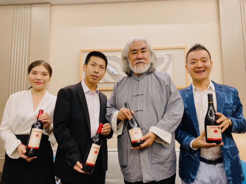 张纪中签约小黄鸭下载红酒品牌代言人